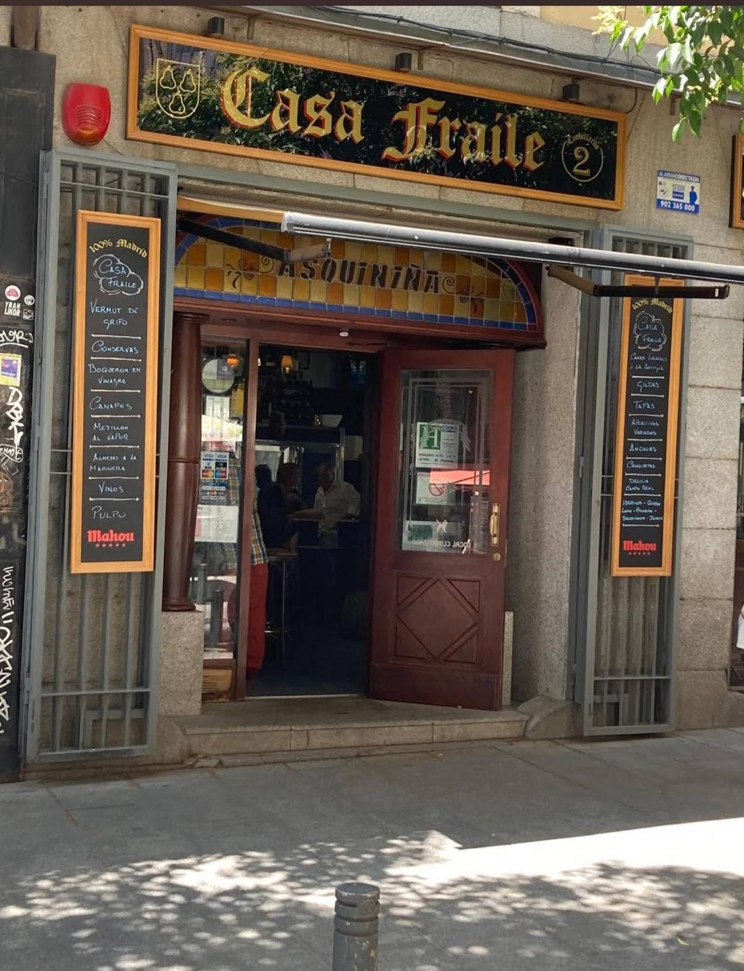 Fachada tradicional de Casa Fraile en la calle Cuchilleros