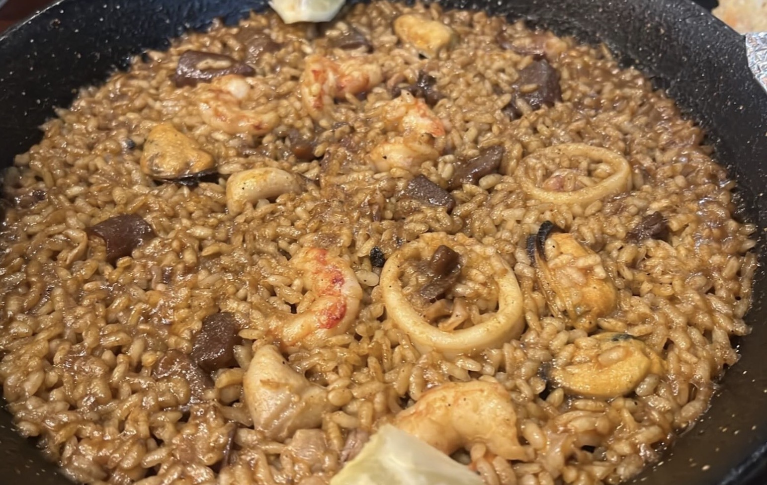 Paella de marisco, arroz con gambas y mejillones